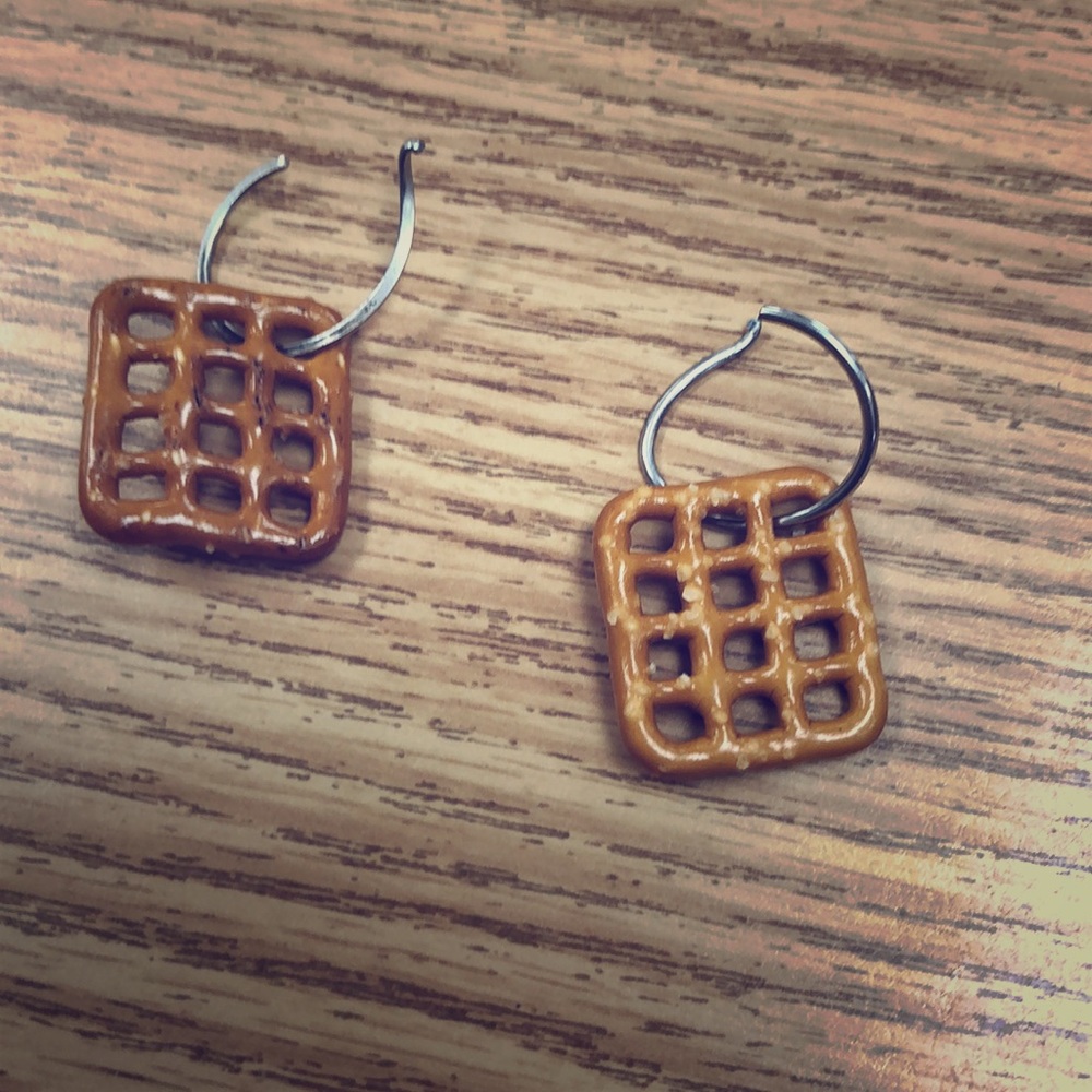 Pretzel earrings